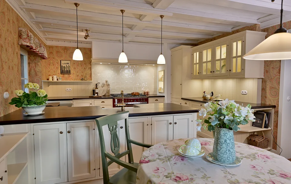 Totalansicht einer gemütlichen Küche