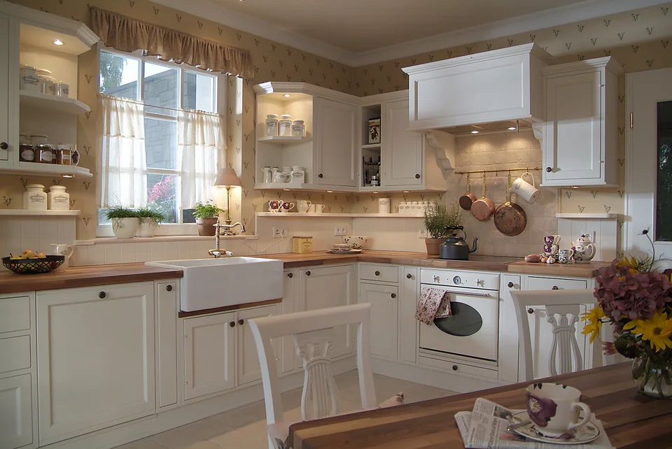 Küche mit weißer Einrichtung