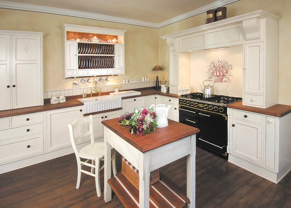 Küche mit heller Einrichtung