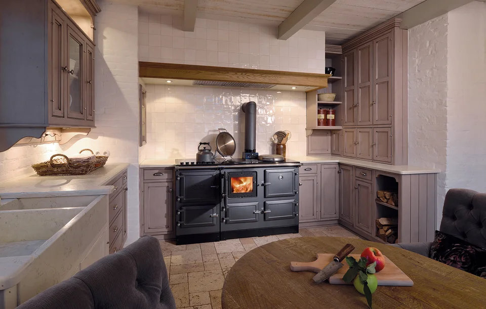 Schwarzer Ofen in Küche