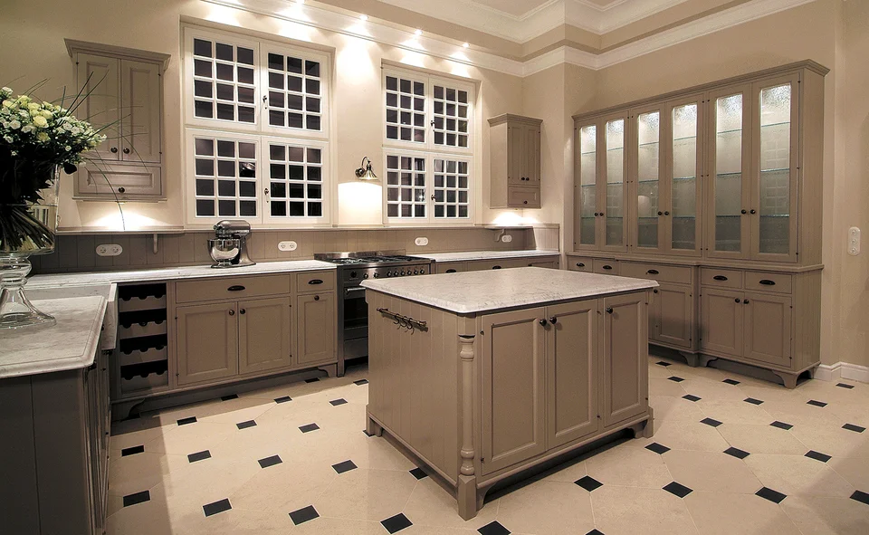 Klassische Küche mit Mittelzeile