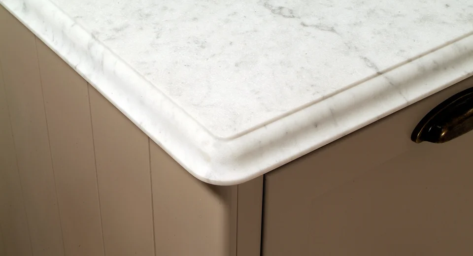 Nahaufnahme Marmortischplatte mit runder Kante