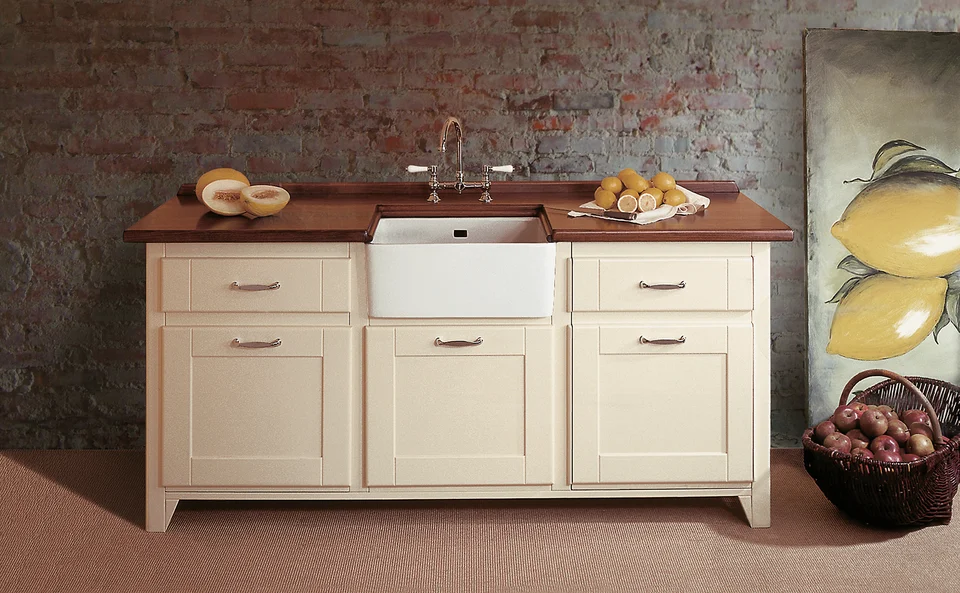 Helle Küchenzeile mit Spülbecken