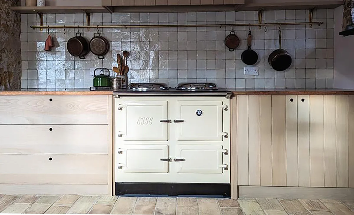 Weißer Herd in einer hellen und ausgestatteten Küche