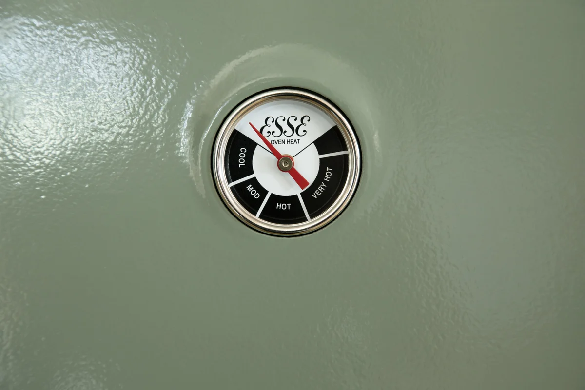 Grüne Nahaufnahme von einem esseherd, wo man die Gasanzeige im Fokus hat