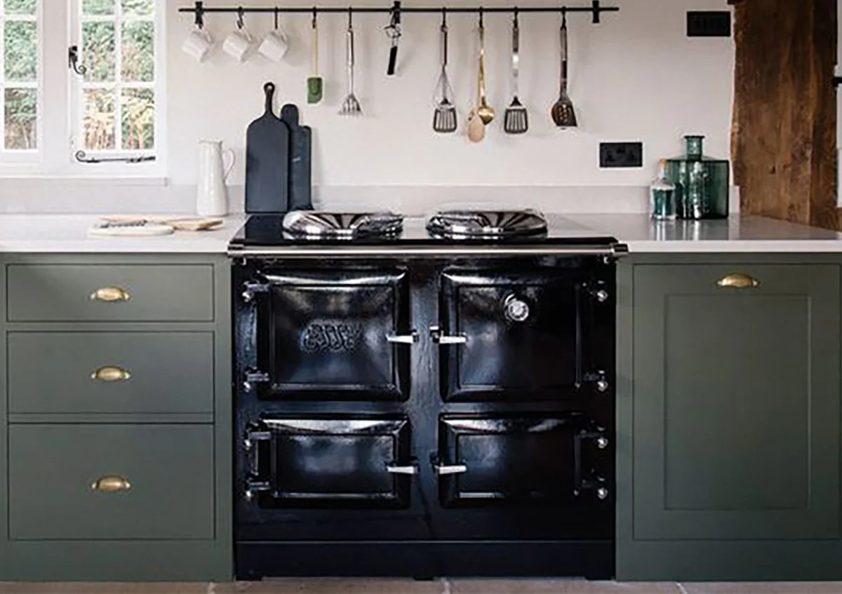 Schwarze Herd in einer hellen ausgestatteten Küche von der Marke Esse