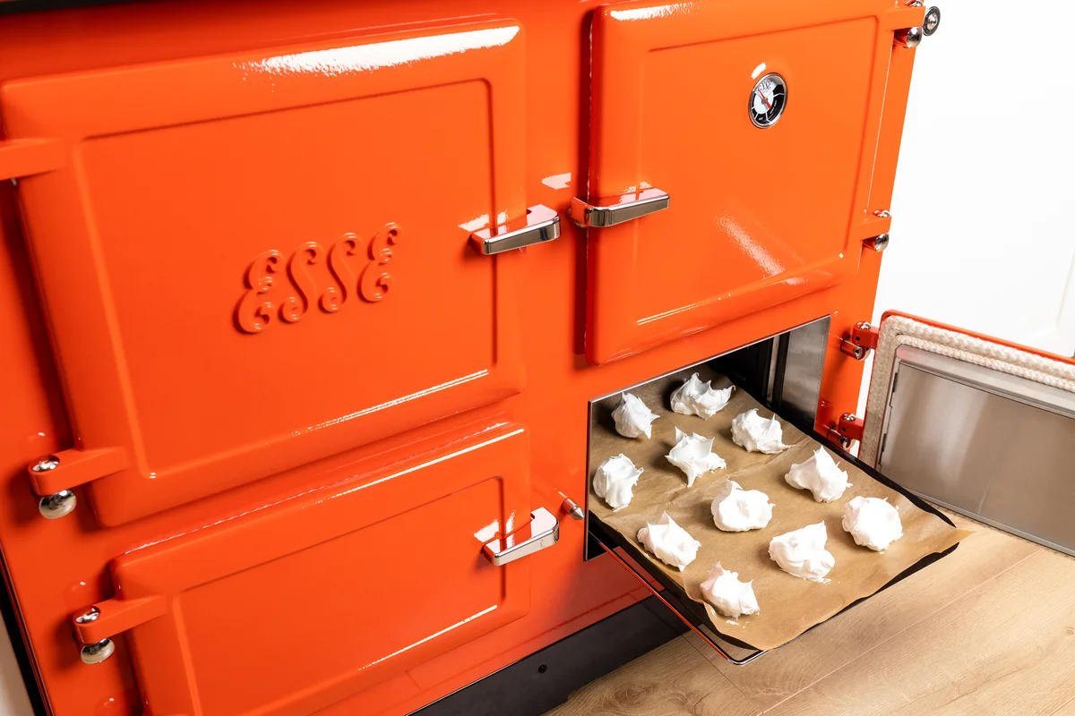 Orangener Esse Herd aus dem frisch gebackenes Gebäck herausgezogen wird