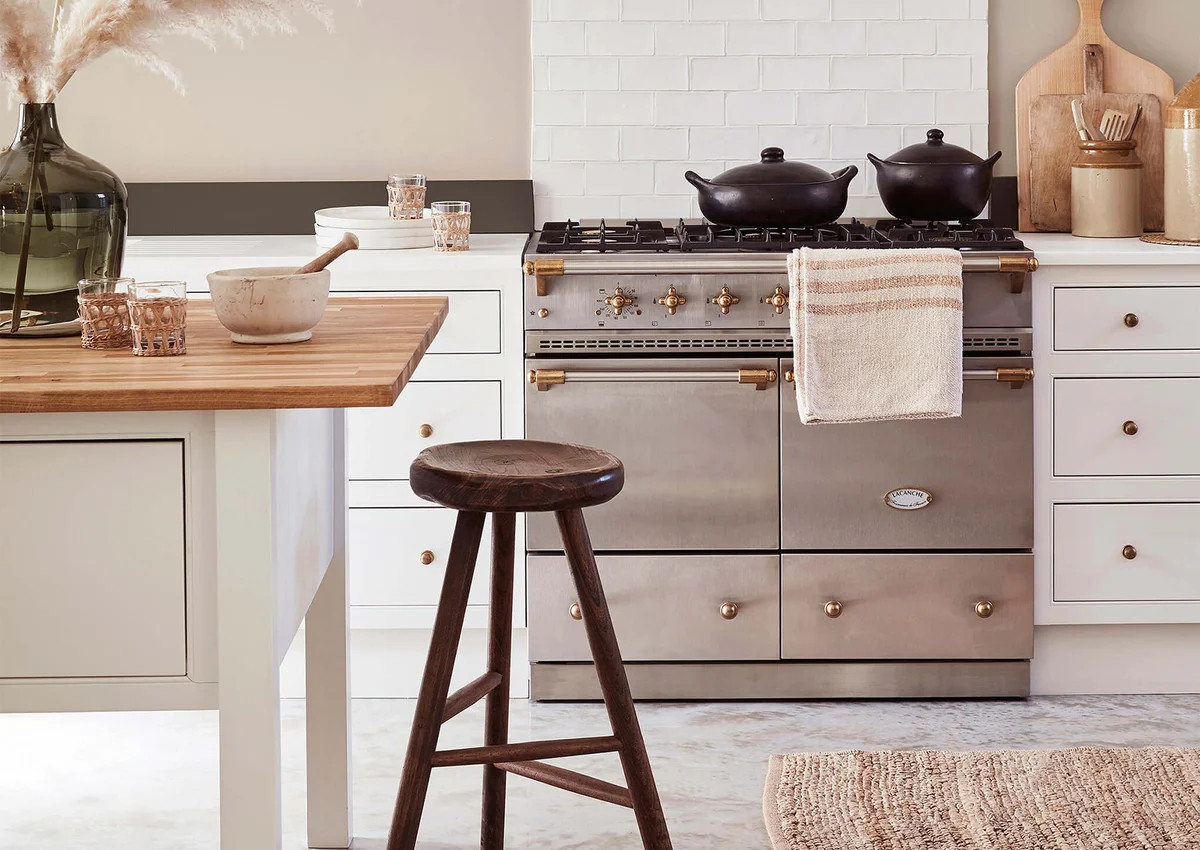 Helle Küche mit hocker im Vordergrund