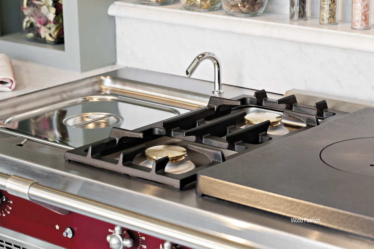 Gasherd neben einer Spüle