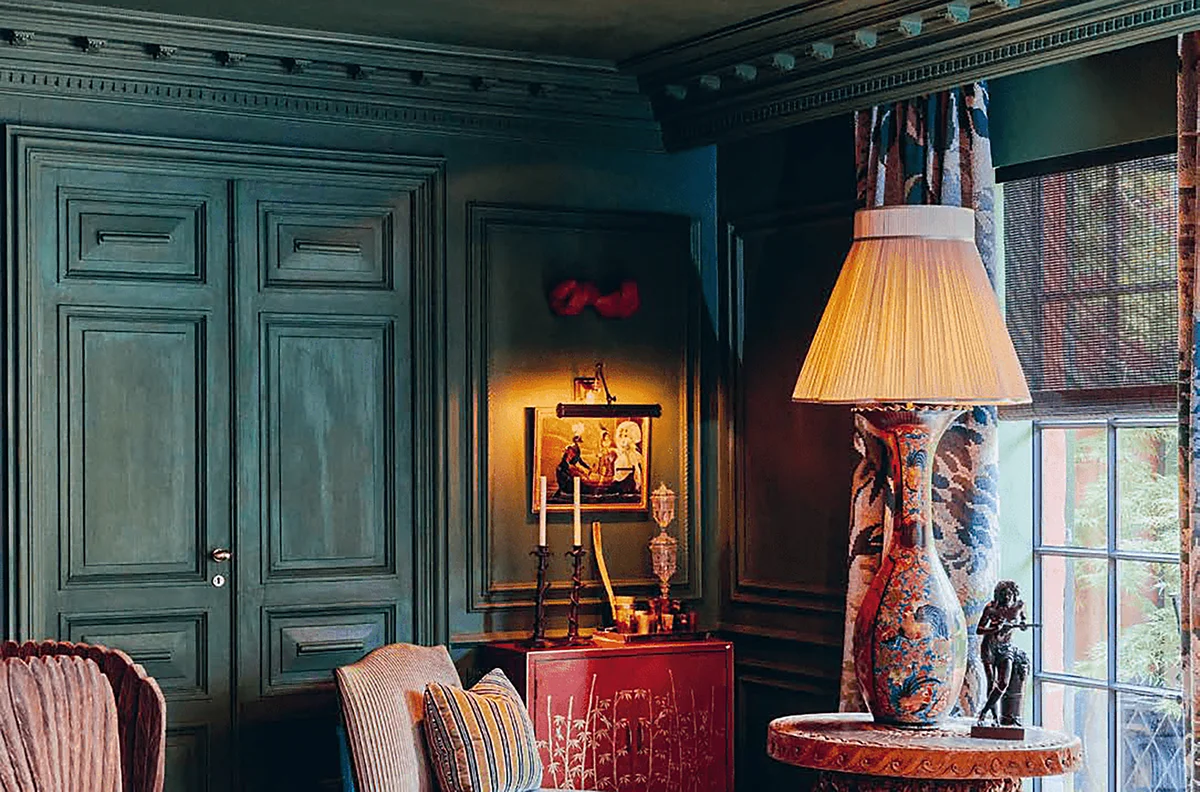 wandverkleidung mit Lampe