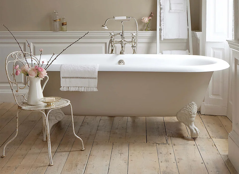 Helles Badezimmer mit Badewanne