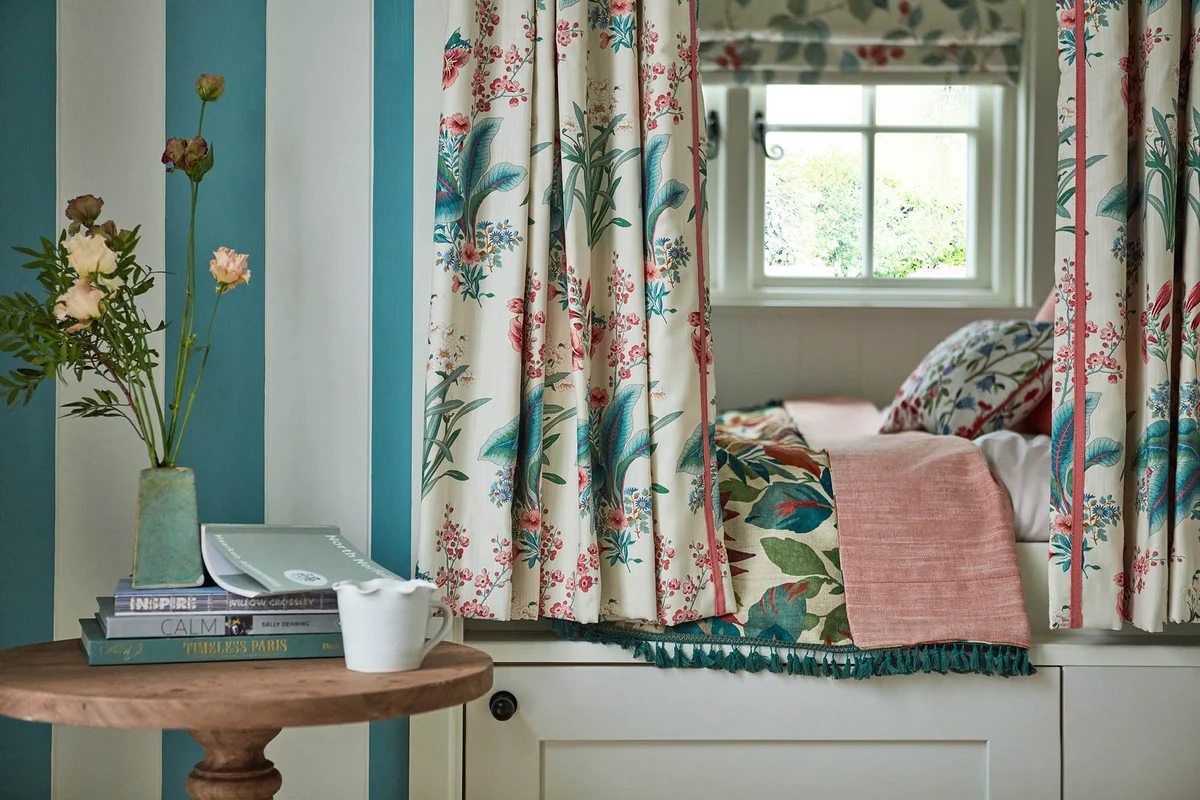 Schlafzimmer mit Gardinen