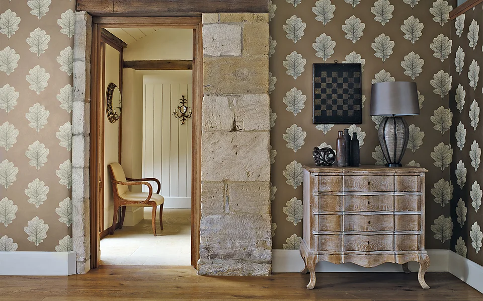 Flur mit gemusterter Tapete