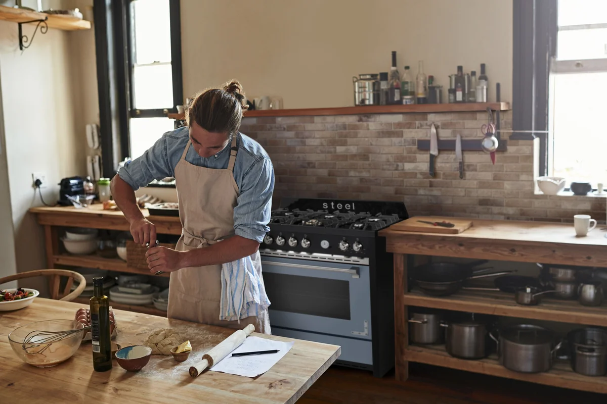 Koch arbeitet an Arbeitsplatte in einer Küche